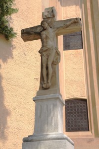 Detail kříže před kostelem