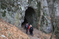 U dolního vchodu jeskyně Kostelík