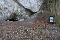 Areál jeskyně Lidomorny s informační tabulí