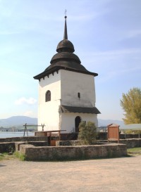 Zvonice se základy kostela Panny Marie na břehu Liptovské Mary