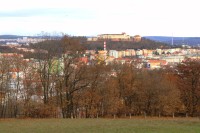 Pohled z louky nad Kamenkou na Špilberk a Staré Brno