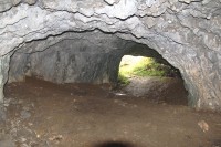 Pohled z hlavní chodby ke vchodu jeskyně