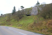 Vchod jeskyně je dobře viditelný ze silnice
