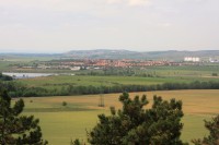 Pohled na obec Šakvice, v pozadí hřeben Pouzdřanské stepi