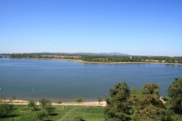 Pohled přes Mlýnský rybník směrem k Lednici a Pálavě