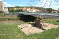 Základy bývalého mostu a dnešní mostní konstrukce