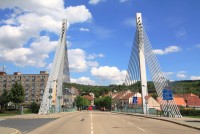 Dnešní most zavěšený na ocelových lanech vytváří jednu z dominant města