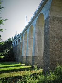 Velký viadukt přecházející přes široké údolí říčky Libochovky
