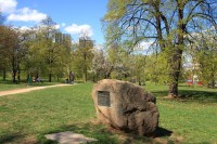 Björsenův sad - kámen s pamětní deskou