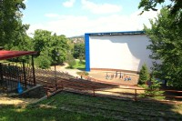 Letní kino se nachází v přírodním amfiteátru