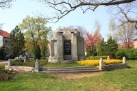 Park s památníkem padlých