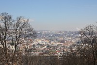 Pohled na zasněžené Brno, v pozadí sídliště Vinohrady