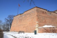 Jeden z hradních bastionů s vlajkou Brna