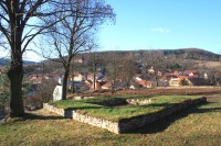 Pohled na severní část Lelkovic, v popředí základy lelekovického hradu