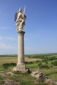  Barokní sloup se sochou archanděla Michaela uprostřed skalní stepi nacházející se jižně od obce