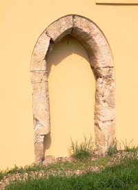 Gotický portál v boku lodi