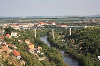 Z vyhlídky je i jedinečný pohled do údolí řeky Dyje k železničnímu viaduktu a Louckému klášteru