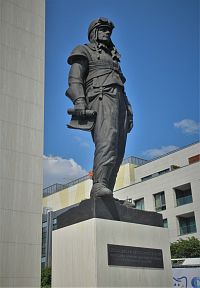 Bratislava - socha M. R. Štefánika