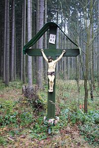 Kousek pod studánkou se nachází i dřevěný kříž
