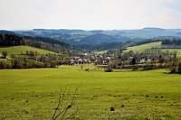 Pohled na obec Veselí a údolí řeky Svratky