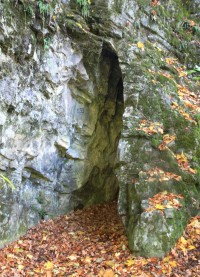 Jedna z dalších jeskyní nad Švýcárnou v Josefovském údolí
