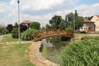 Žabčice - park v obci s rybníčkem