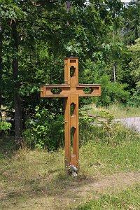 Dřevěný kříž na rozcestí v sedle