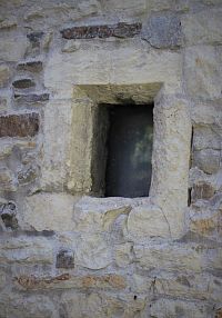 Okno v dolní části kostela
