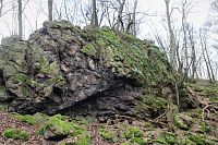 Dominantní osm metrů vysoké skalisko, v dolní části s převislou stěnou