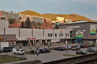 Pohled na objekty Na Horce od nákupního střediska na ulici Nádražní
