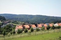 Pohled přes nové domy v Kanicích k soutoku Kanického potoka a Časnýře