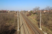 Železniční koridor rozděluje obec na dvě části