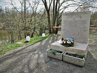 Památník rakvických dětí u Dyje na okraji Nových Mlýnů