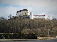 Pohled od rozcestí u Masarykovy střední školy na zdejší zámek