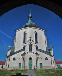 K poutnímu kostelu na Zelené hoře ve Žďáru nad Sázavou