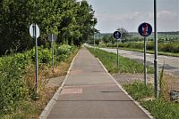 Po cyklostezce z nádraží do obce Zaječí vede zeleně značená turistická cesta