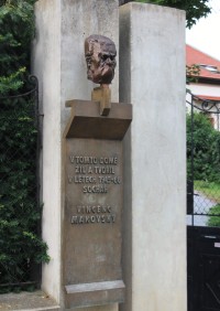 Pamětní deska před vilou, ve které žil a tvořil sochař Vincenc Makovský