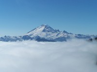 Sopka Baker v oblacich