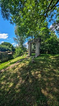 Brána času u silnice