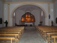 Kostel Sv.Vintíře.: Interier kostela se skleněným oltářem.