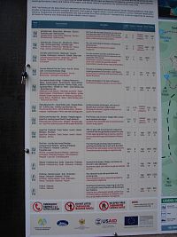 Návrhy turistických tras na tabuli u silnice na Črne jezero.