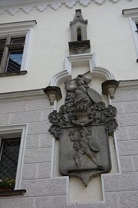 Erb Hildrandtů - zhotovený sochařem Jindřichem Hildprandtem