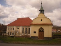 Křesťanský kostelík a židovská synagoga