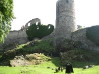 Věž a zdi hradu
