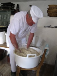 Příprava těsta na chléb - foto Alena Soukupová