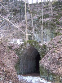 Vchod do Drátenické jeskyně - březen 2013