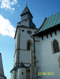 Pohled na čtyřhrannou věž kostela
