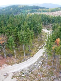 Příjezdová cesta a krajina směrem k Milířům