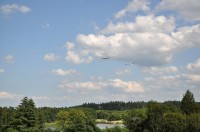 Letadla startují a přistávají na letišti ve Zbraslavicích přes Starý rybník