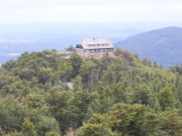 pohled z rozhledny Hvozdu na restauraci 